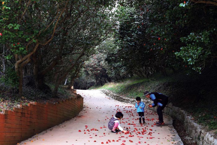 Семейные путешественники, посетившие храм Окрионгса <Фото любезно предоставлено мэрией Кванъян> - Кванъян, Чоннам, Корея (https://codecorea.github.io)