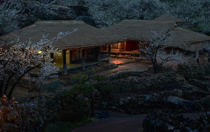 Пейзажи соломенного дома с потрясающим ночным видом <Фото предоставлено мэрией Кванъян> - Кванъян, Чоннам, Корея (https://codecorea.github.io)