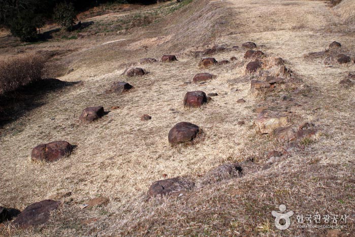 Sentier de pierre tombale bien laissé - Gwangyang, Jeonnam, Corée (https://codecorea.github.io)
