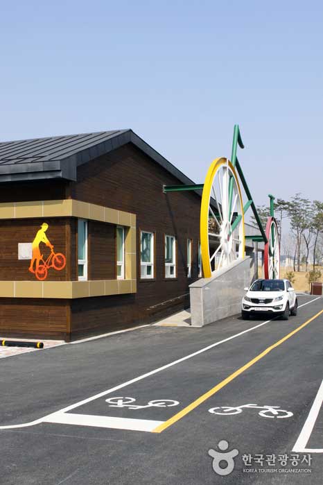 Centre culturel du vélo avec de grandes sculptures de vélo - Suncheon, Jeonnam, Corée (https://codecorea.github.io)