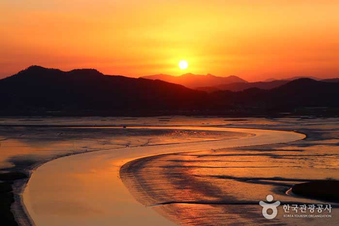 Ligne S et coucher de soleil de la baie de Suncheon depuis l'observatoire de Yongsan - Suncheon, Jeonnam, Corée (https://codecorea.github.io)