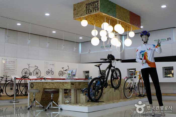 Vista interior del centro cultural de bicicletas - Suncheon, Jeonnam, Corea (https://codecorea.github.io)