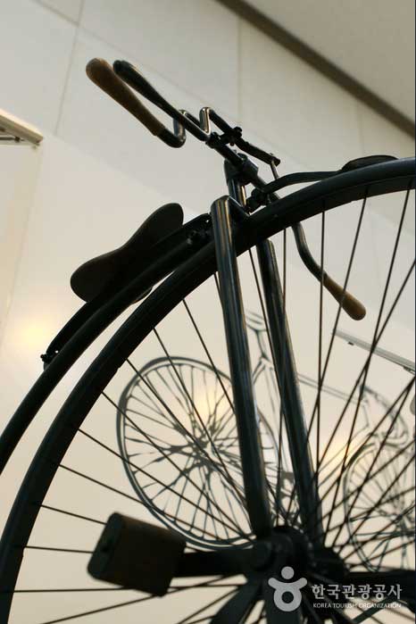 Modelo de bicicleta de ruedas altas creado en 1870 - Suncheon, Jeonnam, Corea (https://codecorea.github.io)