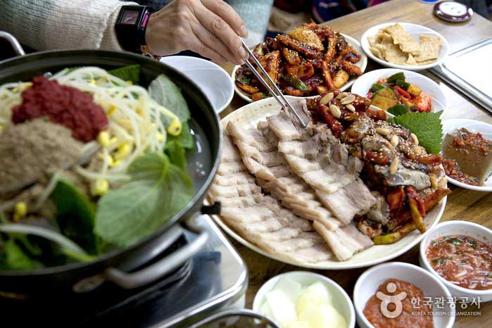 Golbossam et calamars sautés, table copieuse garnie de soupe aux pommes de terre - Jung-gu, Séoul, Corée (https://codecorea.github.io)