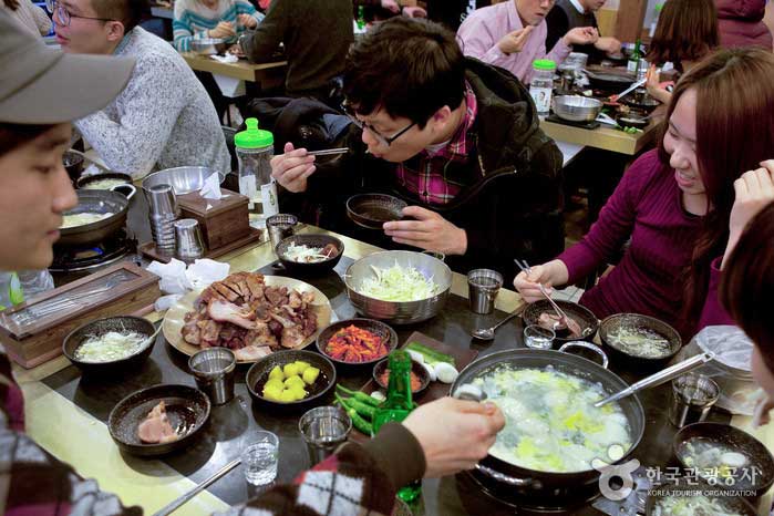 An Wochentagen gibt es viele Büroangestellte und am Wochenende Paare. - Jung-gu, Seoul, Korea (https://codecorea.github.io)