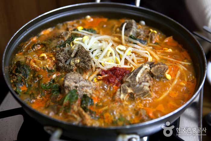Картофельный суп из кипящего порошка периллы также популярен как закуска - Чон-гу, Сеул, Корея (https://codecorea.github.io)