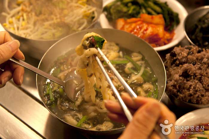 Kalguksu instantanément coupé et bouilli - Jung-gu, Séoul, Corée (https://codecorea.github.io)