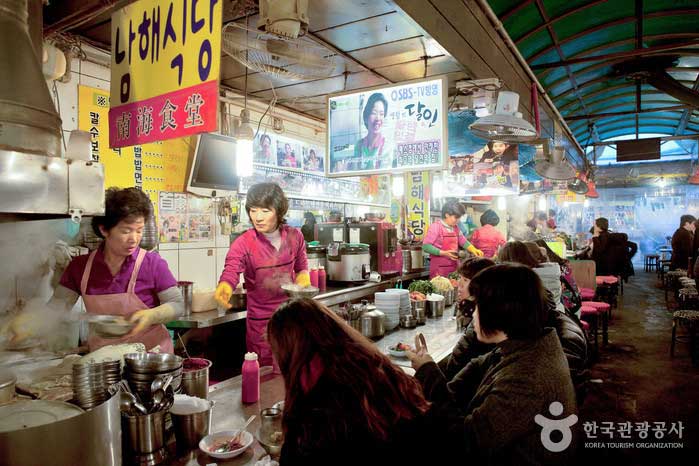 Kalguksu callejón restaurantes sin asientos - Jung-gu, Seúl, Corea (https://codecorea.github.io)