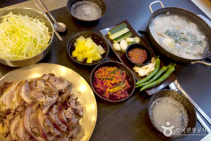 準備了一個慷慨的雕像，上面放著土鍋和年糕湯。 - 韓國首爾中區 (https://codecorea.github.io)