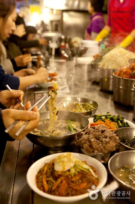 Kalguksu и Naengmyeon являются услугами? Сервисный ресторан в Сеуле, более щедрый, чем основное блюдо - Чон-гу, Сеул, Корея