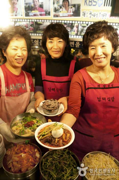 Las tres hermanas del restaurante Namhae, que tiene más clientes habituales. - Jung-gu, Seúl, Corea (https://codecorea.github.io)
