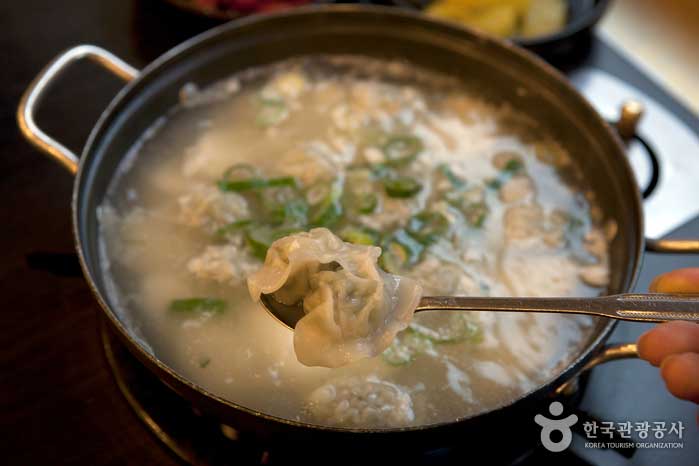 Sopa instantánea de pastel de arroz al estilo chino - Jung-gu, Seúl, Corea (https://codecorea.github.io)