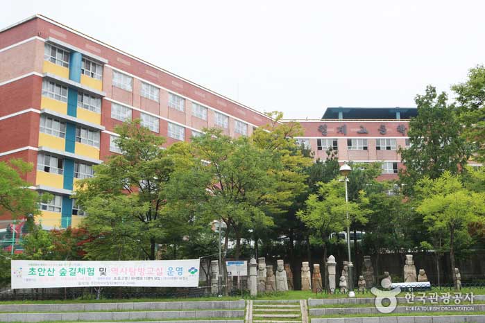 Парк окрестностей Бисеокголь, расположенный на детской площадке средней школы Вольге - Новон-гу, Сеул, Корея (https://codecorea.github.io)