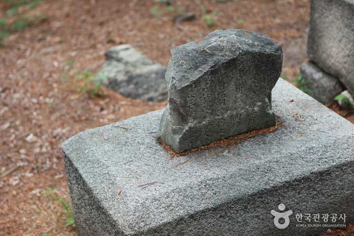 Broken and neglected headstone - Nowon-gu, Seoul, Korea (https://codecorea.github.io)
