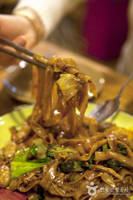 Stir-fried noodles with plenty of pork and vegetables, Pad Thai - Mapo-gu, Seoul, Korea (https://codecorea.github.io)