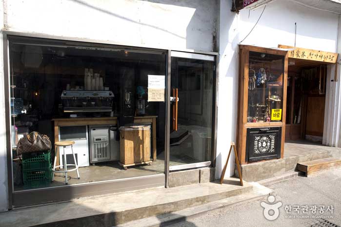 Das Äußere von Coffee Libre zeigt die Vorzüge der Einfachheit - Mapo-gu, Seoul, Korea (https://codecorea.github.io)