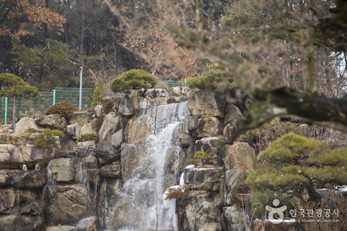 Das Wasser eines künstlichen Wasserfalls markiert den Beginn des Frühlings - Paju-si, Gyeonggi-do, Korea (https://codecorea.github.io)