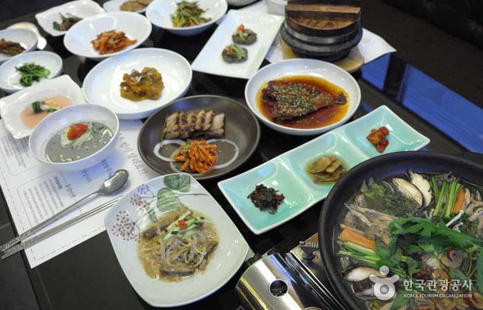 Plateau de table formel avec soupe aux herbes médicinales - Chungju, Chungbuk, Corée (https://codecorea.github.io)