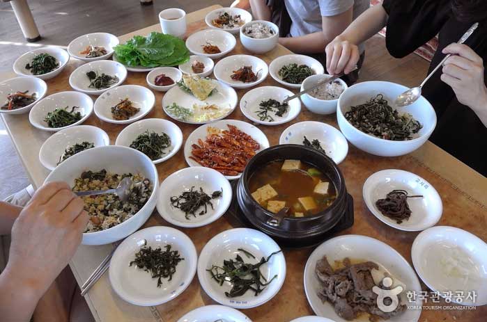 Gäste, die das Essen in den Bergen im Filmrestaurant genießen - Chungju, Chungbuk, Korea (https://codecorea.github.io)