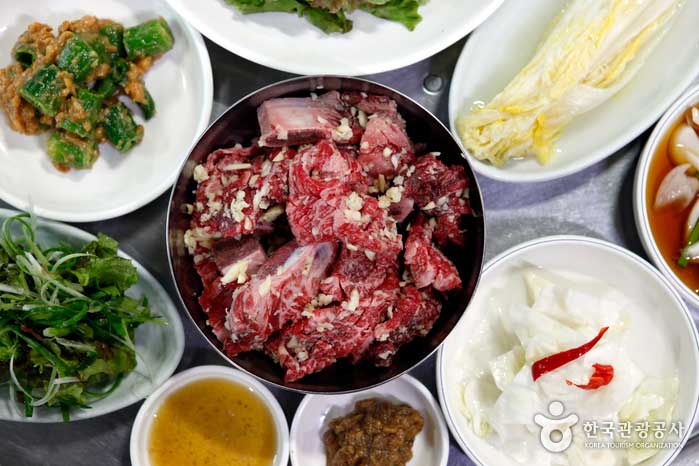 Grilled Korean beef ribs at 'New Seoul Ribs' - Andong City, Gyeongbuk, Korea (https://codecorea.github.io)