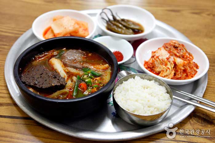 Una mesa deliciosa cubierta con mezcla agridulce y pasta de pimiento rojo - Ciudad de Andong, Gyeongbuk, Corea (https://codecorea.github.io)