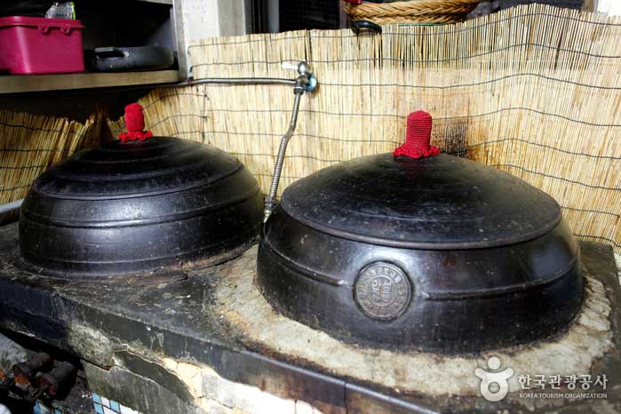 Chueotang boiling in a cauldron - Andong City, Gyeongbuk, Korea (https://codecorea.github.io)