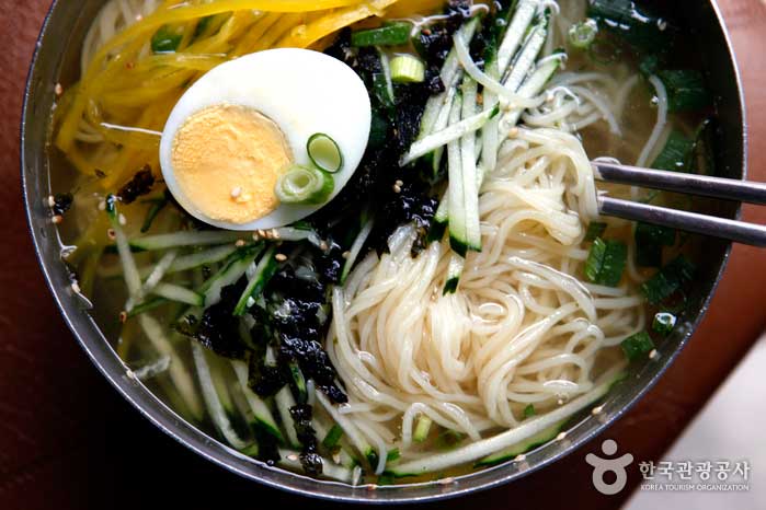 Un udon frais et froid aimé par les quatre saisons - Andong City, Gyeongbuk, Corée (https://codecorea.github.io)