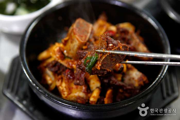 Steamed spicy ribs served as a service on Korean beef ribs - Andong City, Gyeongbuk, Korea (https://codecorea.github.io)