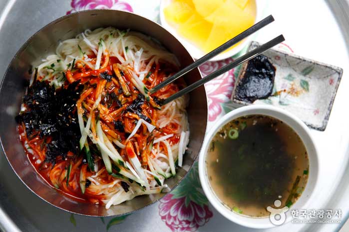 Bibim Udon avec une sauce épicée qui se marie bien avec les nouilles chaudes - Andong City, Gyeongbuk, Corée (https://codecorea.github.io)