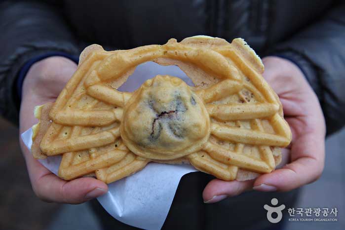 Snow crab bread with red bean paste and snow crab - Jung-gu, Incheon, Korea (https://codecorea.github.io)