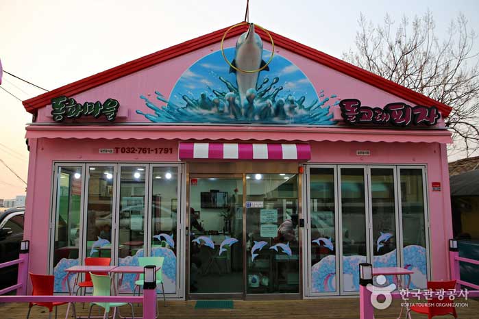 Dolphin Pizza Shop mit dem Thema Delfine dekoriert - Jung-gu, Incheon, Korea (https://codecorea.github.io)