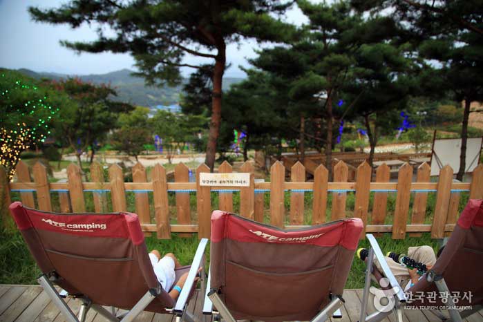 Siéntate en una silla de camping y disfruta de la vista. - Wanju-gun, Jeollabuk-do, Corea (https://codecorea.github.io)