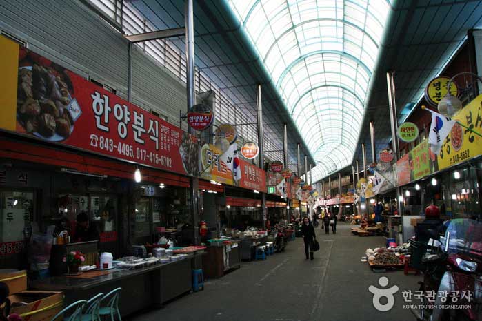 Nourriture riche sur le marché - Chungju, Chungbuk, Corée (https://codecorea.github.io)