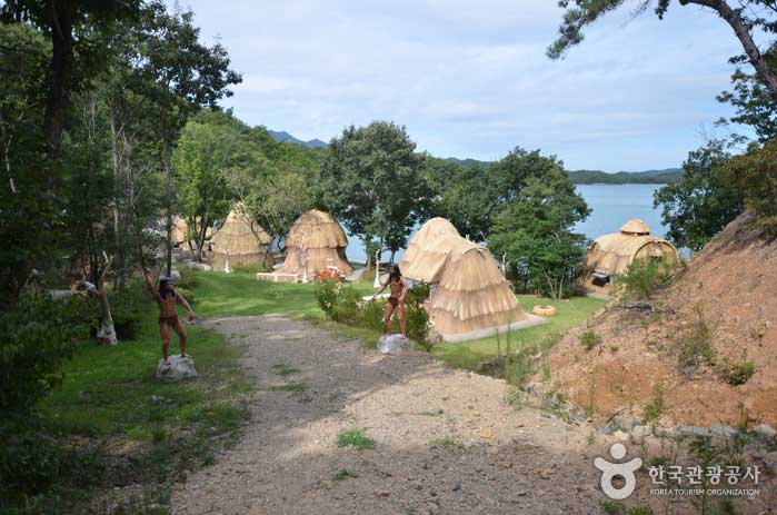 There is an experience hall located at the end of the downhill road with a total of 8 huts. - Goheung-gun, Jeonnam, Korea (https://codecorea.github.io)