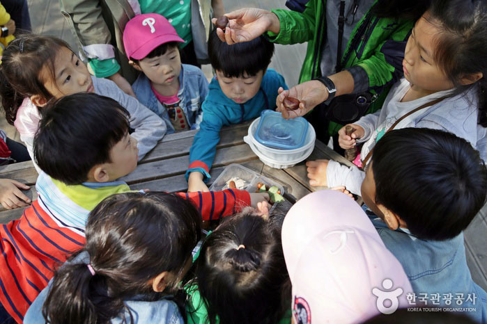 Enfants écoutant leur tête - Geumcheon-gu, Séoul, Corée (https://codecorea.github.io)
