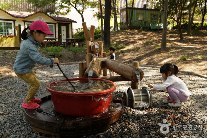Jouer dans l'eau est toujours amusant - Geumcheon-gu, Séoul, Corée (https://codecorea.github.io)