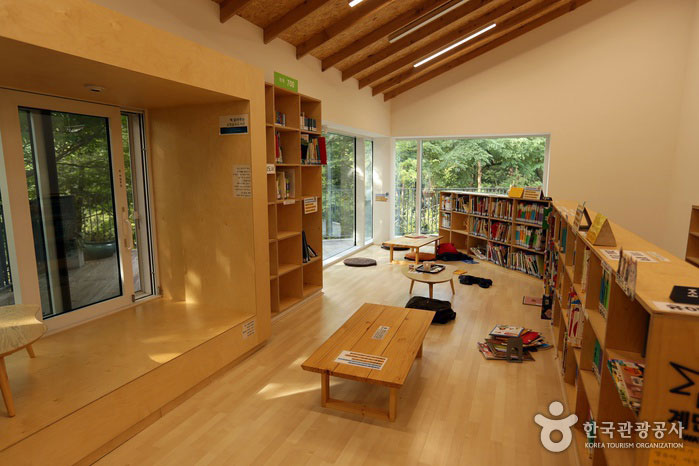 La bibliothèque de vitesse forestière est également célèbre pour son atmosphère relaxante. - Geumcheon-gu, Séoul, Corée (https://codecorea.github.io)