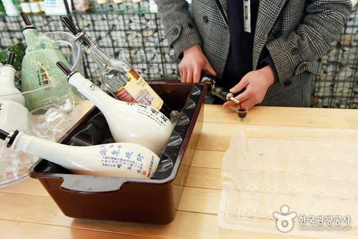 Дегустационный зал, где вы можете попробовать саке бесплатно - Ванджу-гун, Чоллабук-до, Корея (https://codecorea.github.io)
