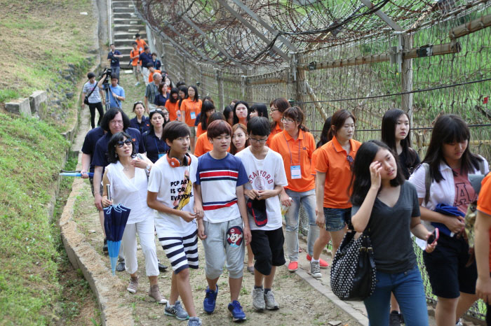 Les étudiants participant à l'académie de musique marchant la clôture de fer à côté de l'observatoire clé - Yeoncheon-gun, Gyeonggi-do, Corée (https://codecorea.github.io)