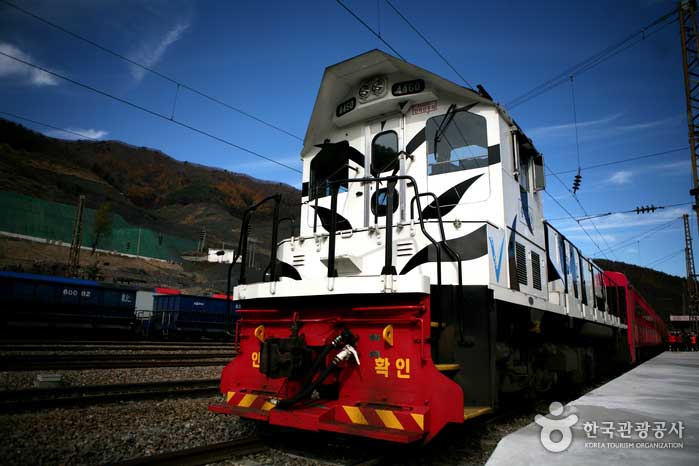 V-Zug wartet am Bahnsteig der Cheoram Station - Taebaek-si, Gangwon-do, Korea (https://codecorea.github.io)