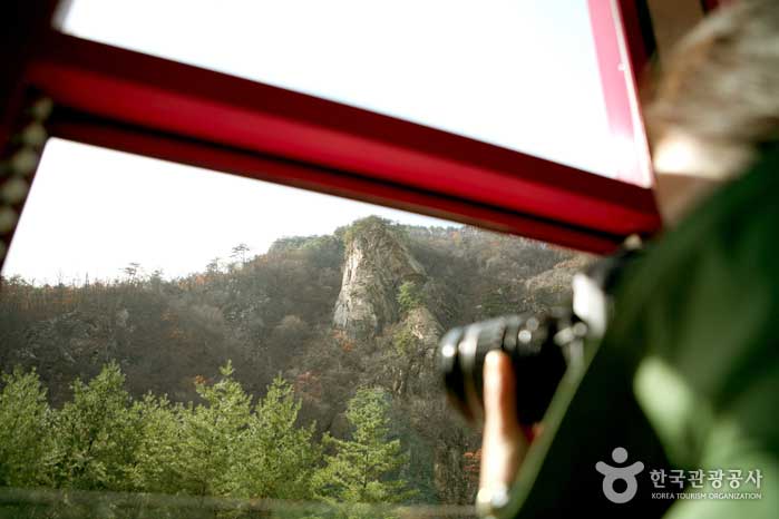 Un viajero que captura el paisaje se extiende por la ventana. - Taebaek-si, Gangwon-do, Corea (https://codecorea.github.io)