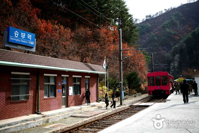V-поезд остановился на станции Seungbu - Taebaek-si, Канвондо, Корея (https://codecorea.github.io)