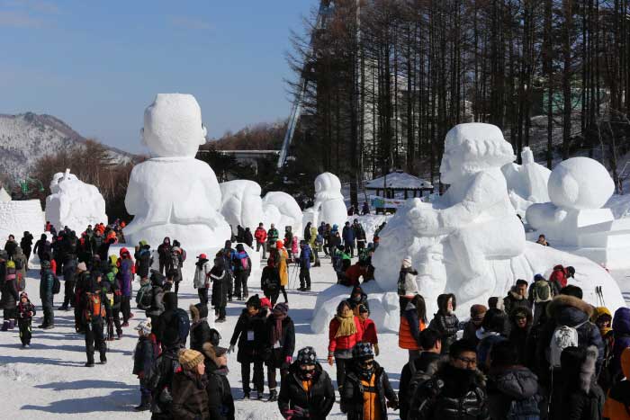 雪まつりの核となるファッショナブルな雪の彫刻<写真提供：Rietto> - 韓国江原道太白市 (https://codecorea.github.io)