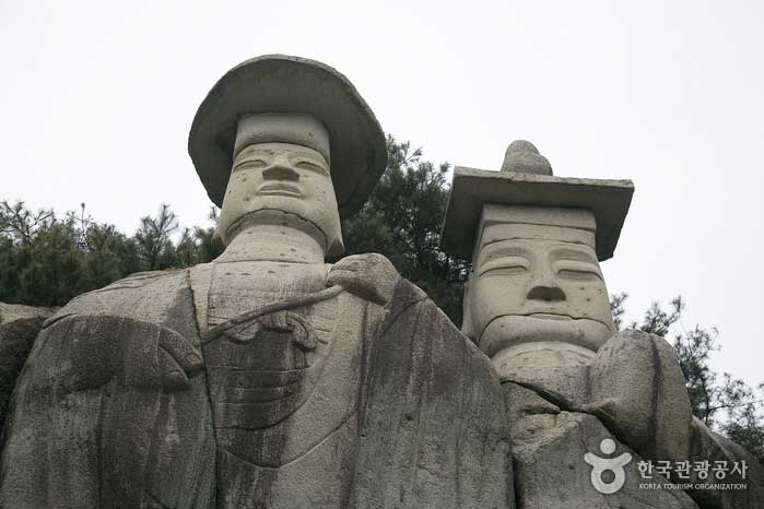 Cuello, cabeza y pantalla se alzaron sobre una roca natural. - Paju-si, Gyeonggi-do, Corea (https://codecorea.github.io)
