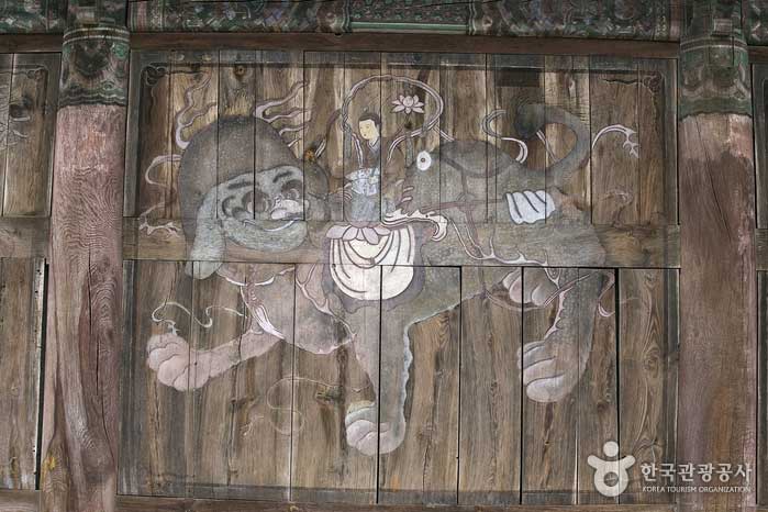 Слон, нарисованный на стене Тэунгбоджеона, Храм Богвангса - Паджу-си, Кёнгидо, Корея (https://codecorea.github.io)