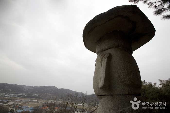 Bouddha en pierre surplombant le cimetière du parc municipal de Yongmyiri - Paju-si, Gyeonggi-do, Corée (https://codecorea.github.io)