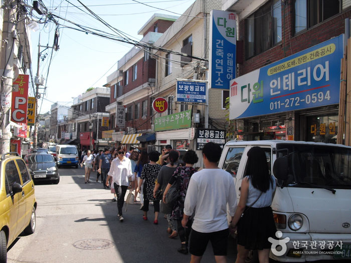 Scène de rue d'Usadan-ro, où les escaliers entrent - Yongsan-gu, Séoul, Corée (https://codecorea.github.io)