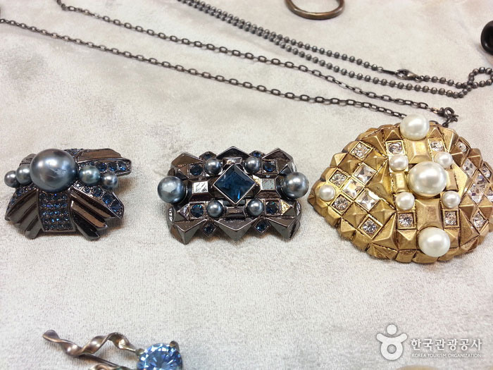 Designer Jewelry Products on Usadan-ro 10-gil - Yongsan-gu, Seoul, Korea (https://codecorea.github.io)