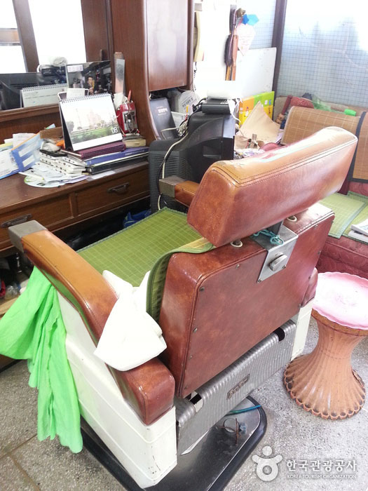 50-year-old Barber Chair at Hanjin Barber Shop - Yongsan-gu, Seoul, Korea (https://codecorea.github.io)