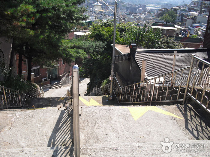 Treppe neben der zentralen islamischen Moschee, in der die Treppe gehalten wurde - Yongsan-gu, Seoul, Korea (https://codecorea.github.io)